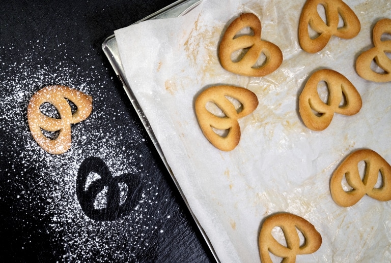 Kekse auf Blech in Form von Lürzer Logo
